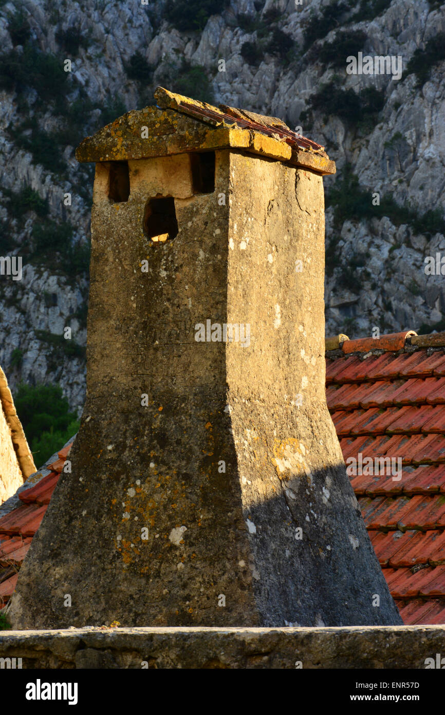 Ancien pavillon avec cheminée sur maison abandonnée Banque D'Images