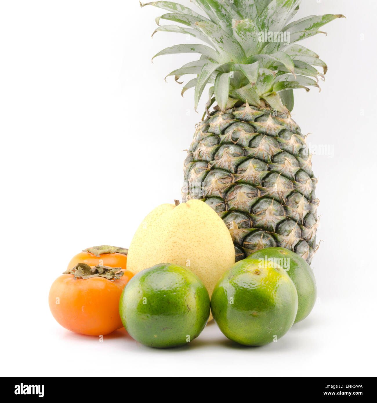 L'ananas poire chinoise persimon et orange vert isolatedon fond blanc Banque D'Images