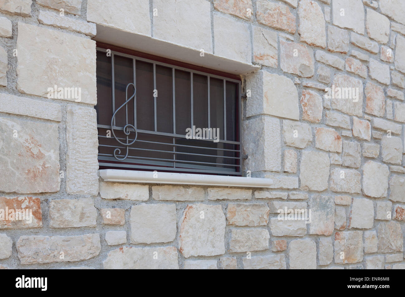 Fenêtre avec un treillis en forme de ligne musicale et clé de sol Banque D'Images