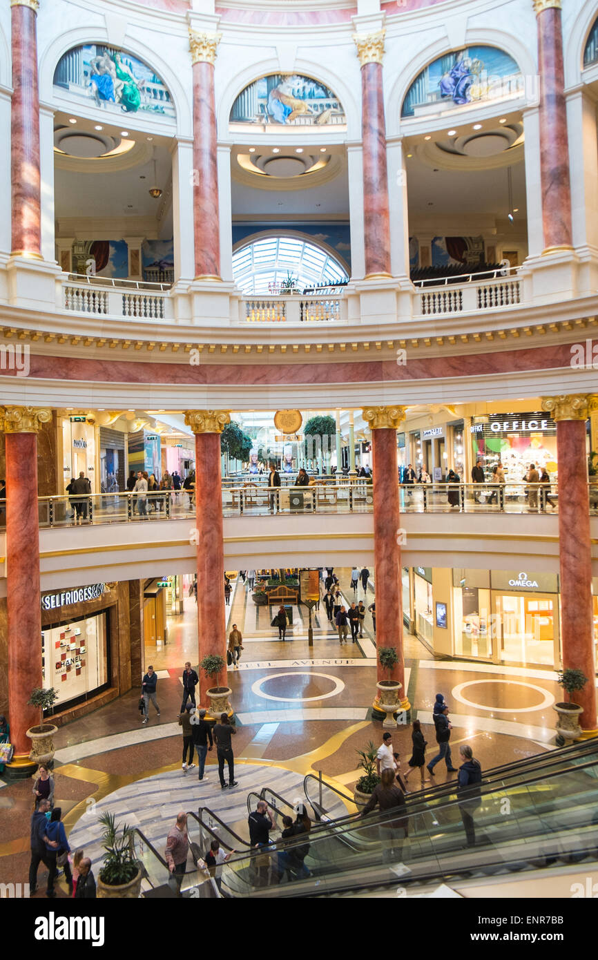 Le Trafford Centre, Manchester, Angleterre.Immense couverts shopping,dépensière complexe de divertissement avec un parking gratuit. Banque D'Images