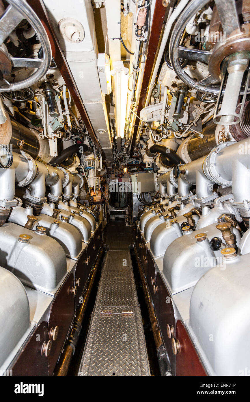 La salle principale des moteurs du sous-marin de la classe britannique Oberon, HMS Ocelot, S17, montrant l'allée entre les deux moteurs électriques de puissance de 3000 chevaux. Banque D'Images