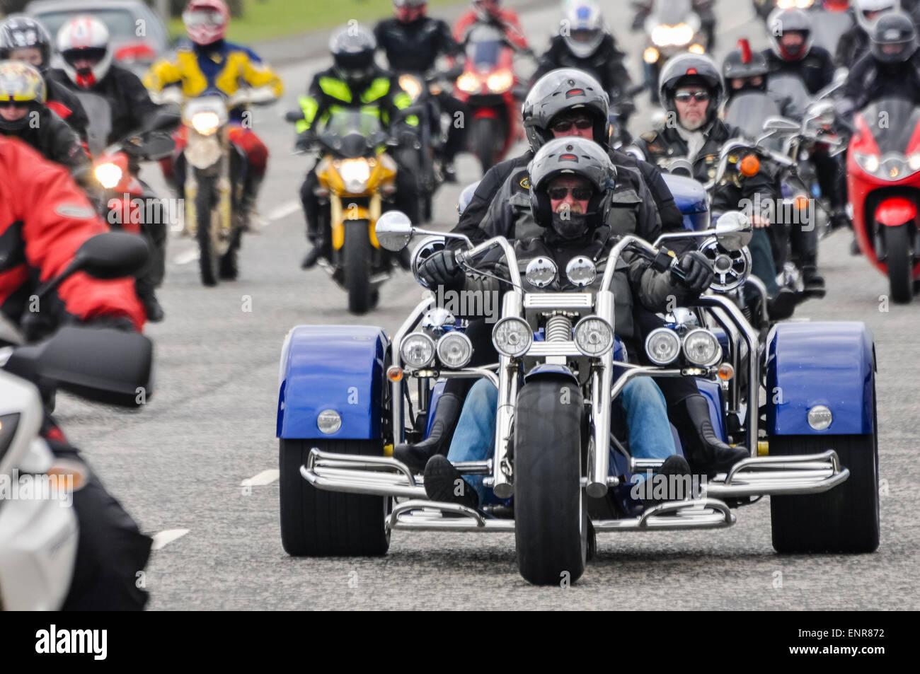 Carrickfergus (Irlande du Nord). 10 mai 2015. Un homme et des passagers monter sur une moto à trois roues que Quay vipères Moto Club tenue annuelle de ride-out pour l'Irlande du Nord, Hospice. Crédit : Stephen Barnes/Alamy Live News Banque D'Images