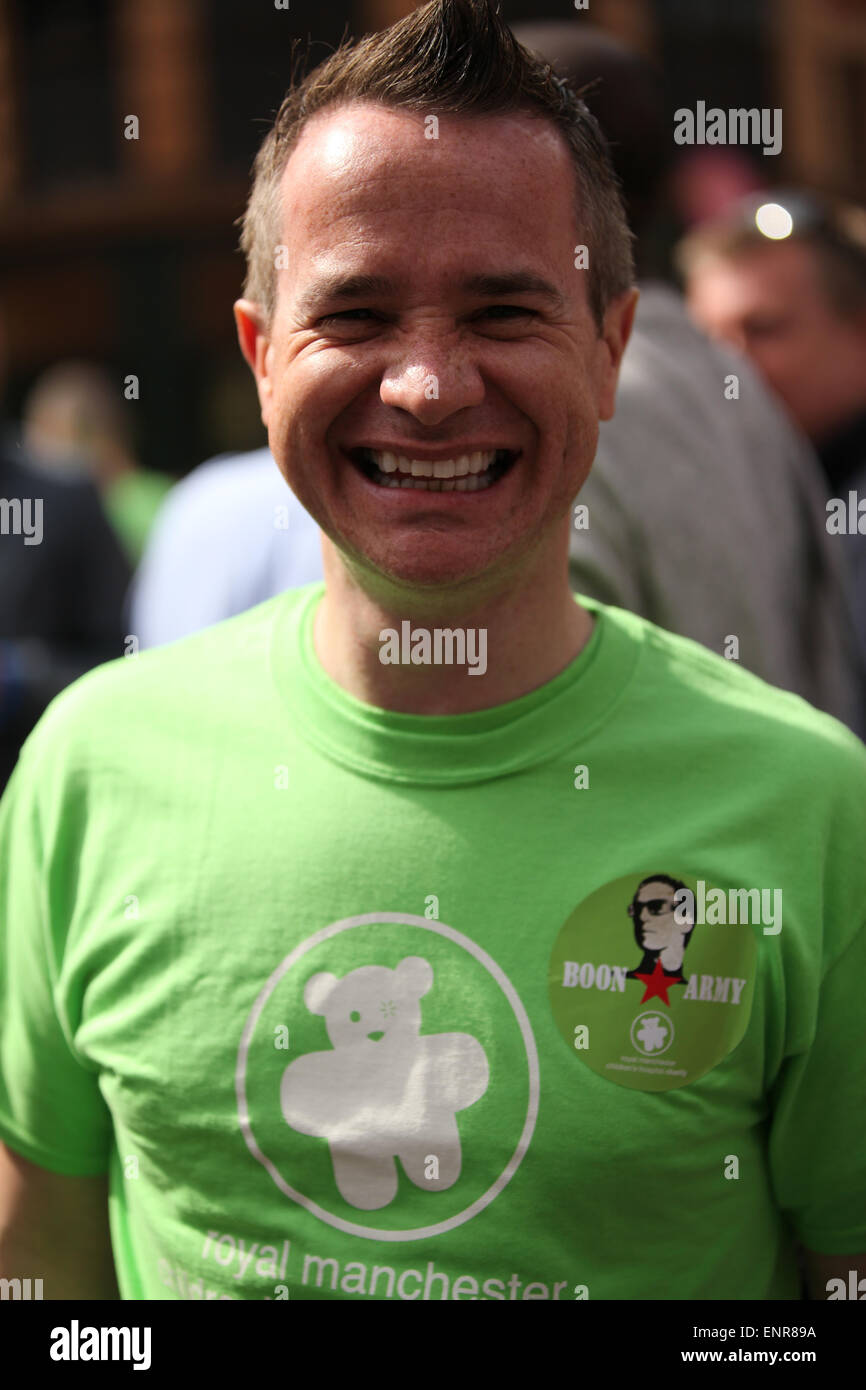 Manchester, UK. Dimanche 10 mai 2015. La ville a accueilli le Morrison's Great Manchester Run dans le cœur du centre-ville. CBeebies presenter Alex Winters d'exécution pour l'Armée Royale, Boon Manchester Children's Hospital. Crédit : Michael Buddle/Alamy Live News Banque D'Images