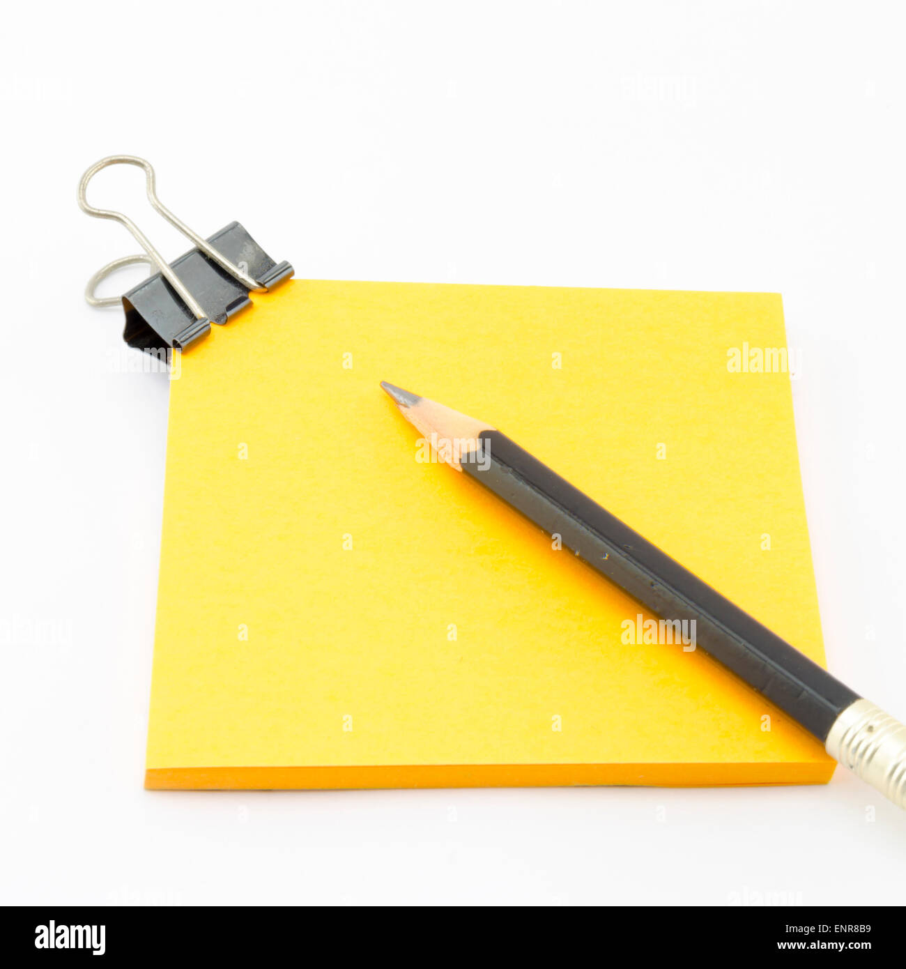 Sticky note orange avec crayon noir isolé sur fond blanc Banque D'Images Sticky note orange avec crayon noir isolé sur fond blanc Banque D'Images