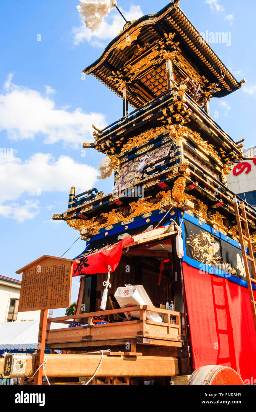 Le festival printanier du sanctuaire de Haritsuna, à Inuyama, où les énormes flotteurs de trois étages, yama, sont tirés autour par des équipes d'hommes. L'un des flotteurs. Banque D'Images