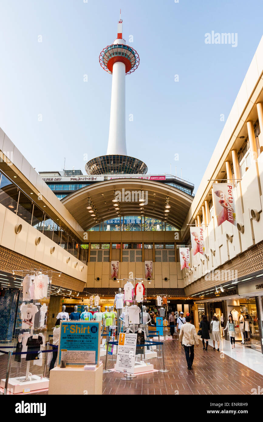 Le centre commercial Porta à la gare de Kyoto. Zone en plein air du centre commercial avec les tours de Kyoto qui s'élèvent au-dessus d'elle contre un ciel bleu. Banque D'Images