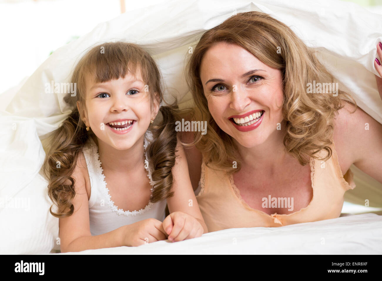 Fille de l'enfant et la mère sont heureux ensemble Banque D'Images