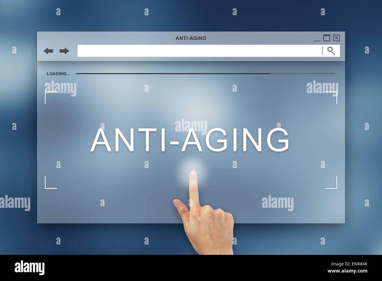 Presse manuelle sur le bouton anti de vieillissement sur page web Banque D'Images