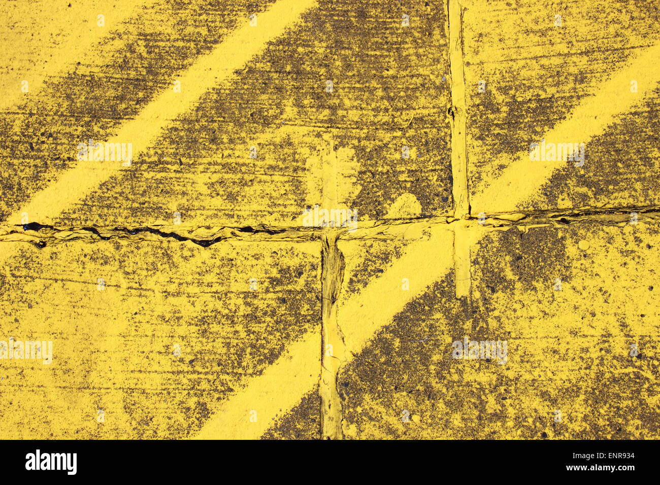 Texture usée avec bandes jaunes sur l'asphalte Banque D'Images