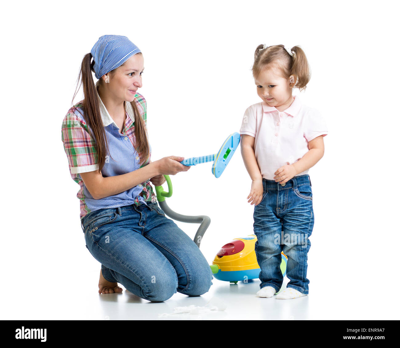 Mère et fille enfant avec aspirateur isolated Banque D'Images