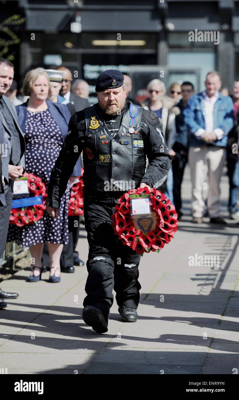 Brighton, UK. 10 mai, 2015. Doyen de l'Allgood Royal British Legion Riders Branch dépose une couronne de fleurs au VE jour service commémoratif au monument commémoratif de guerre de Brighton aujourd'hui. Crédit : Simon Dack/Alamy Live News Banque D'Images