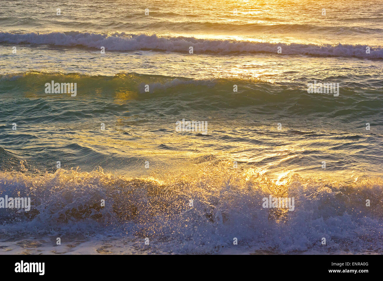 Les vagues de l'océan au lever du soleil à Miami Beach, Floride. Banque D'Images