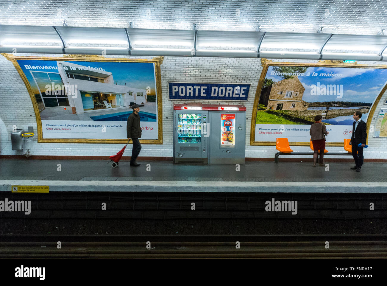 Paris, France, plate-forme à l'intérieur du métro Station de métro mur, porte  Doree avec publicité française france affiche de voyage, panneaux  publicitaires personnes regardant le mur des affiches, affiche publicitaire  tube souterrain