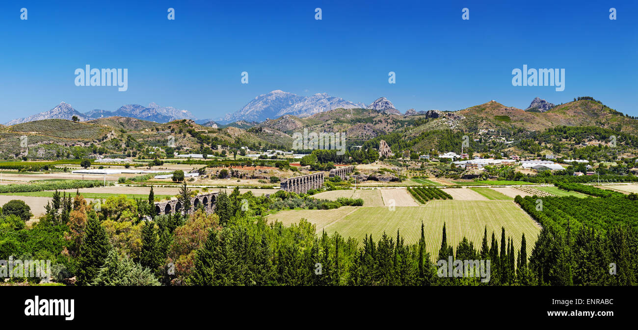 Ruines de l'ancien aqueduc romain à Aspendos près d'Antalya, Turquie Banque D'Images