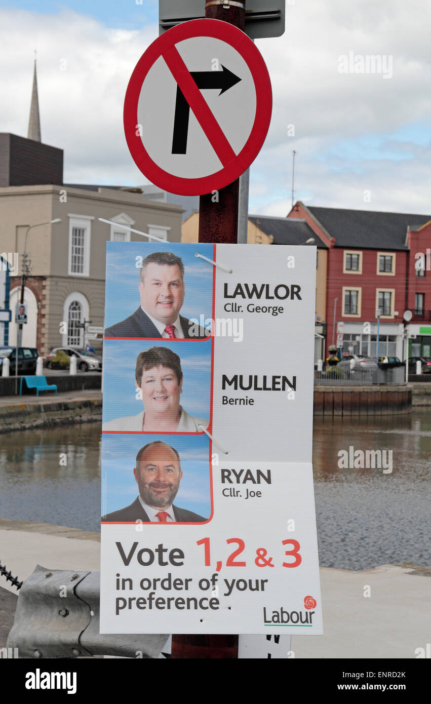 Affiche électorale du Parti travailliste et panneau routier « pas de virage à droite » sur un lampadaire à Wexford Town, Co Wexford, Eire. (Mai 2014) Banque D'Images