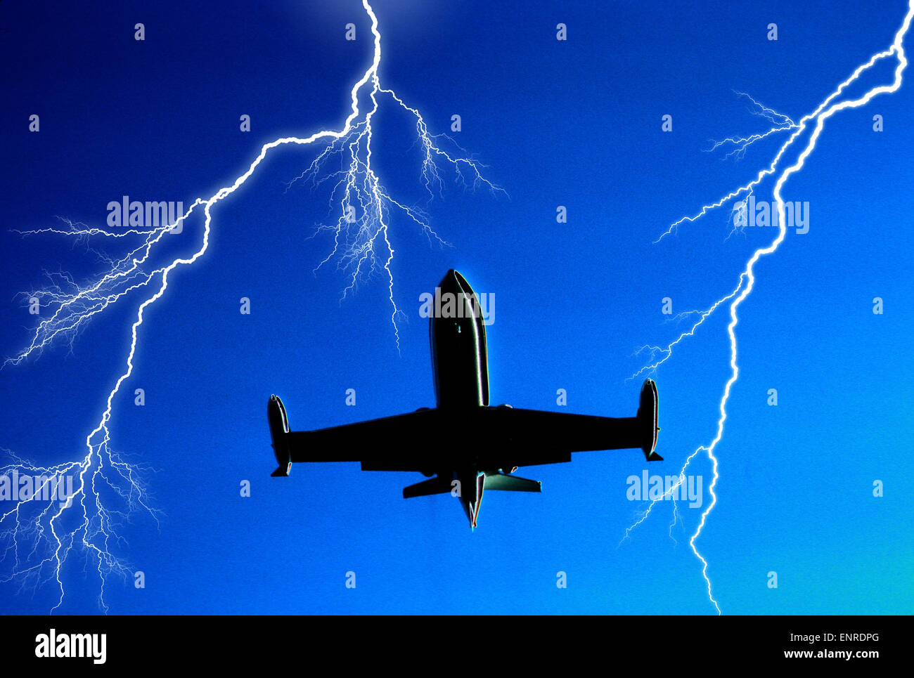 Airborne jet airplane entouré par de multiples éclairs Banque D'Images