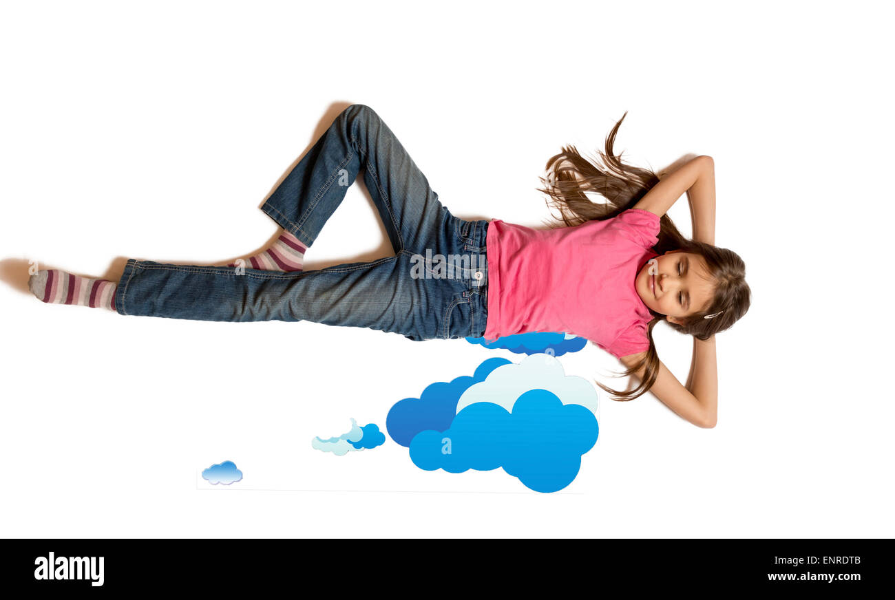 Capture d isolés cute girl dreaming et couché sur les nuages tirés Banque D'Images