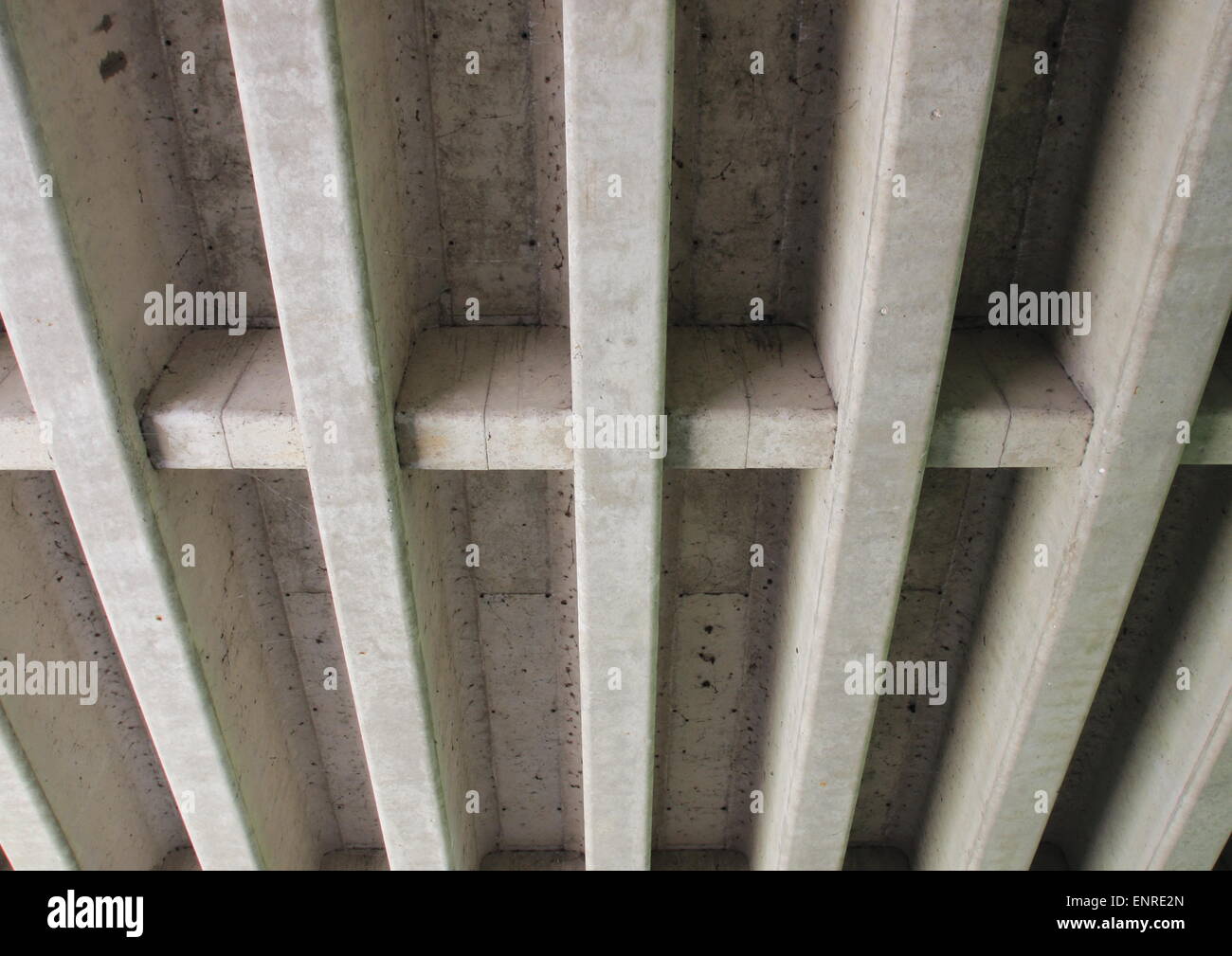 Construction en béton pour pont de l'autoroute de dessous Banque D'Images