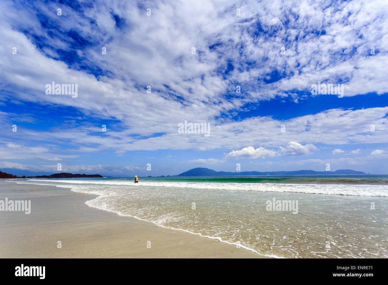 L'assainissement Nettoyage Travailleur inconnu Doc Let Beach, Vietnam Banque D'Images