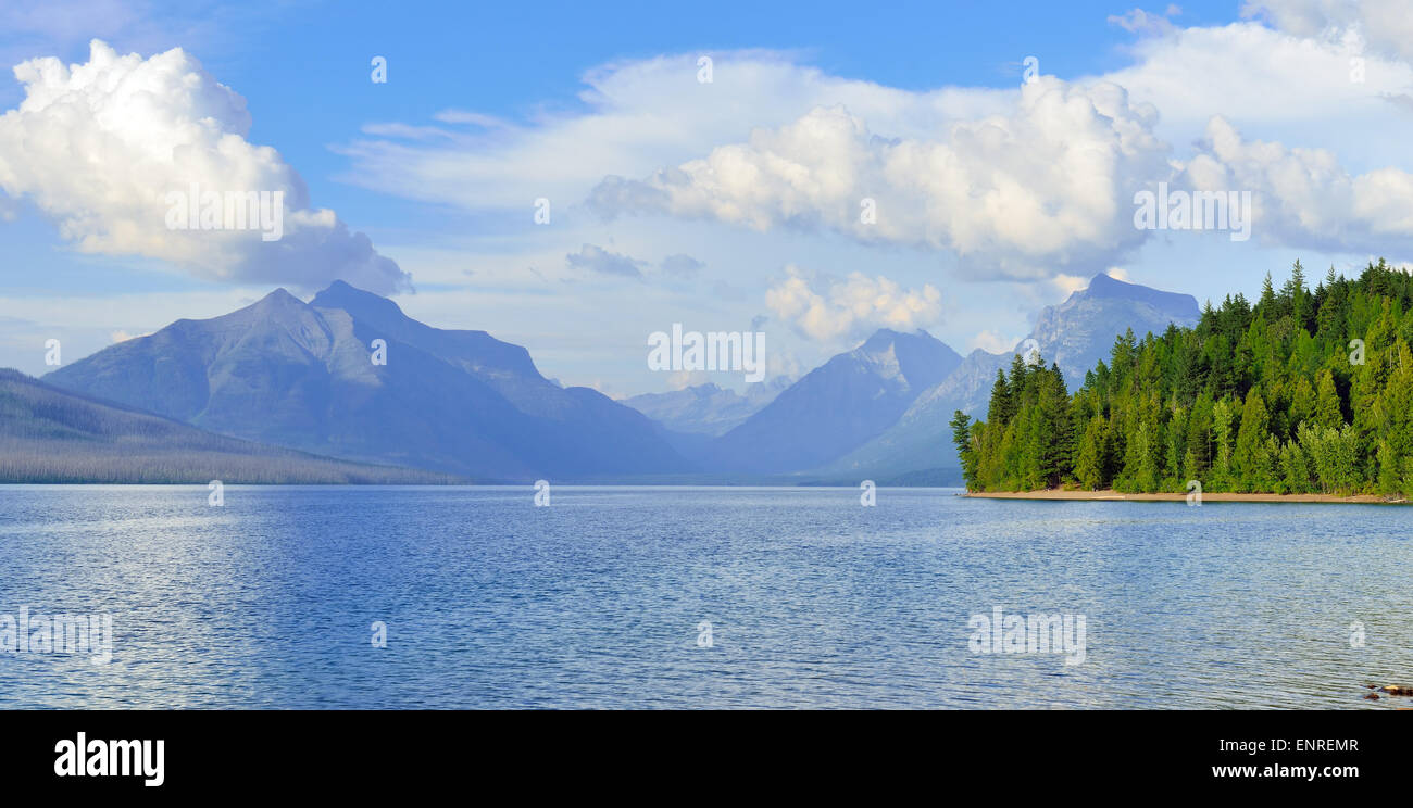 Montagnes et lac McDonald dans le Glacier National Park, Montana en été Banque D'Images