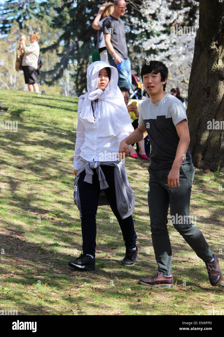 Un jeune couple asiatique de prendre une marche dans le parc. Banque D'Images
