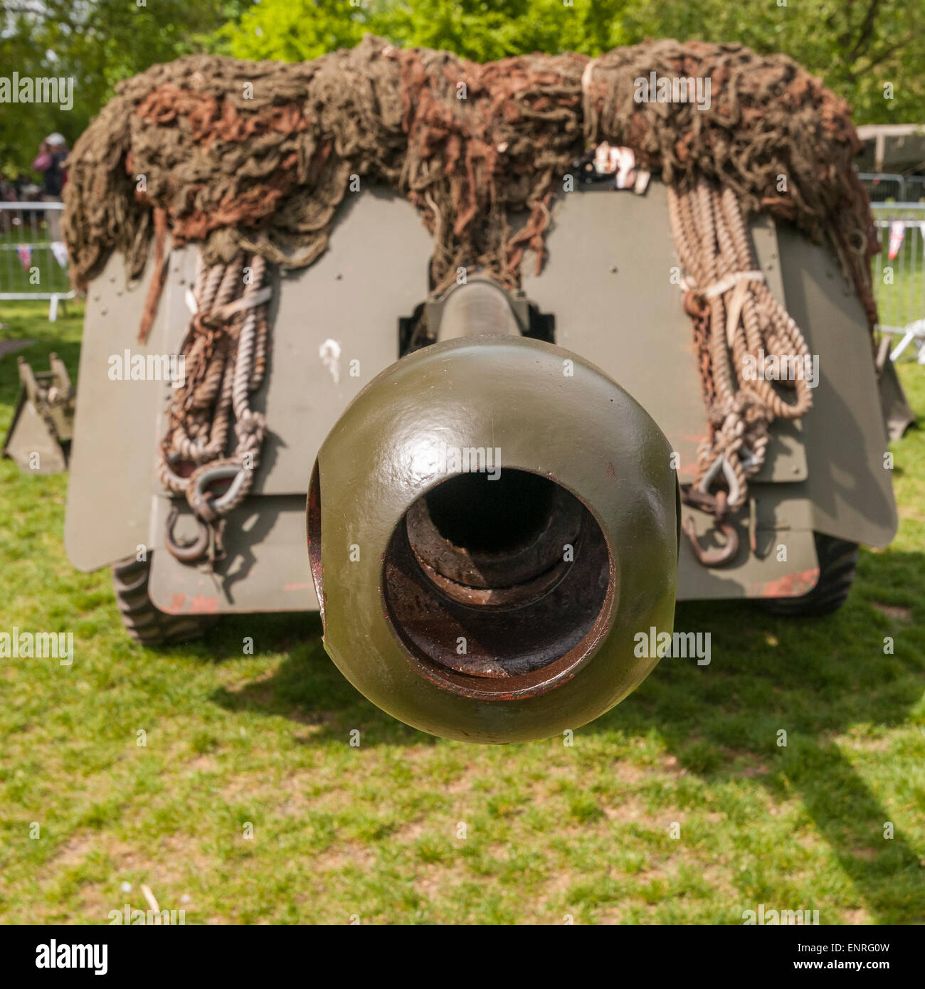Londres, Royaume-Uni. 10 mai 2015. Un canon antichar de 17 pounder est l'un des produits présentés au public dans une exposition spéciale de matériel de guerre dans le parc de St James, qui faisait partie de la capitale le jour de la victoire en 70e anniversaire. Crédit : Stephen Chung / Alamy Live News Banque D'Images
