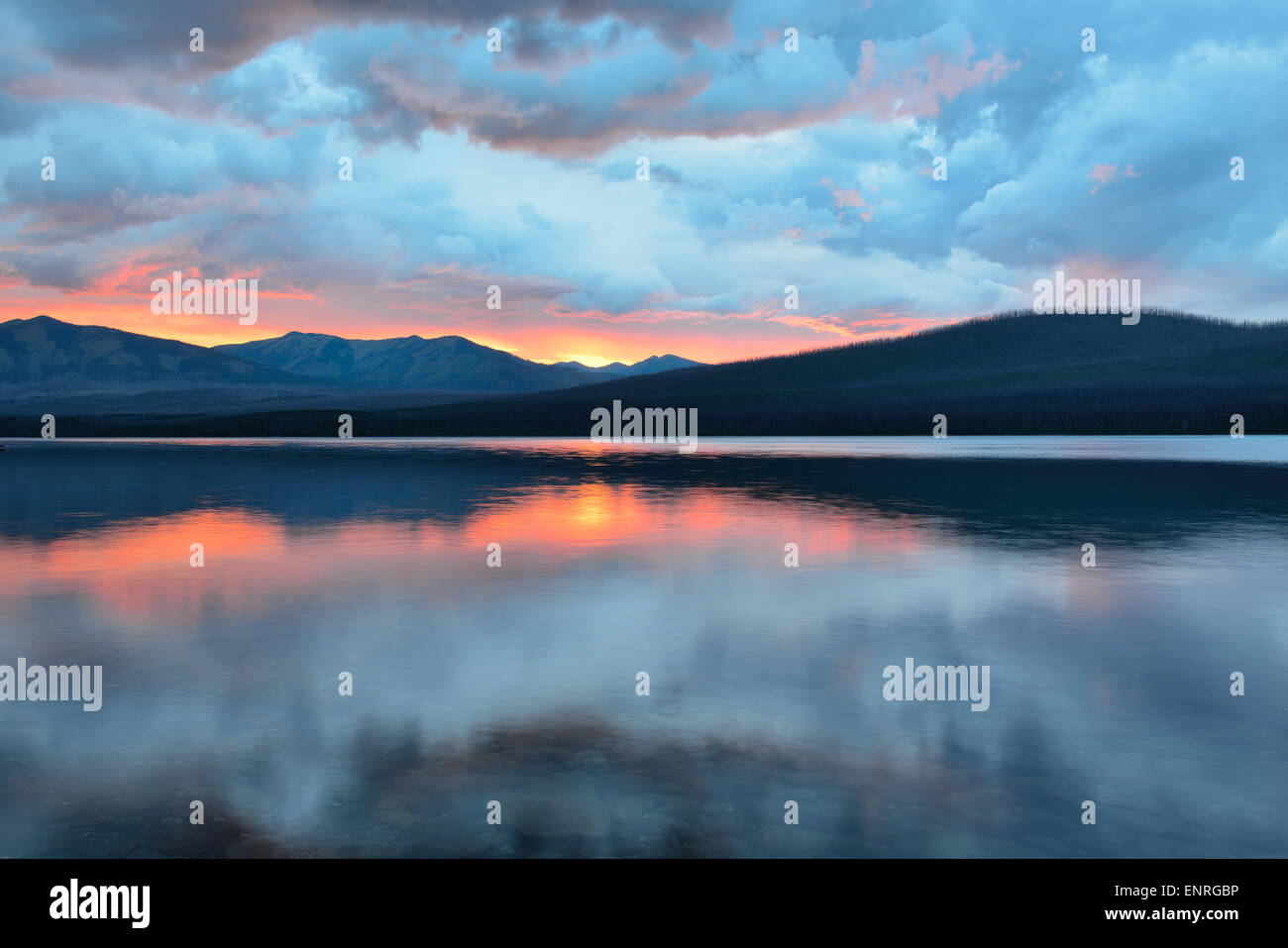 Magnifique coucher de soleil rouge dans les montagnes et le lac McDonald dans le Glacier National Park, Montana en été Banque D'Images