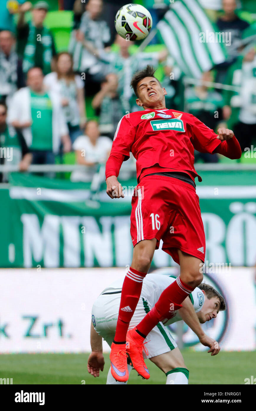 Budapest, Hongrie. 10 mai, 2015. Au-dessus de Michal Nalepa de Ferencvaros (r) chefs de Norbert Balogh DVSC lors de Ferencvaros vs. DVSC OTP Bank League football match à Groupama Arena. Credit : Laszlo Szirtesi/Alamy Live News Banque D'Images