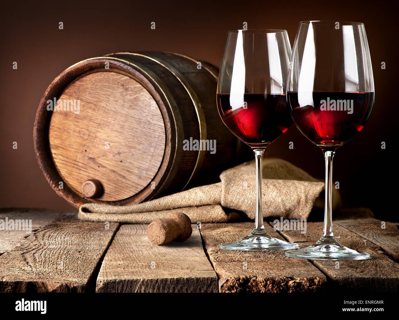 Canon et wineglasses de vin rouge sur une table en bois Banque D'Images