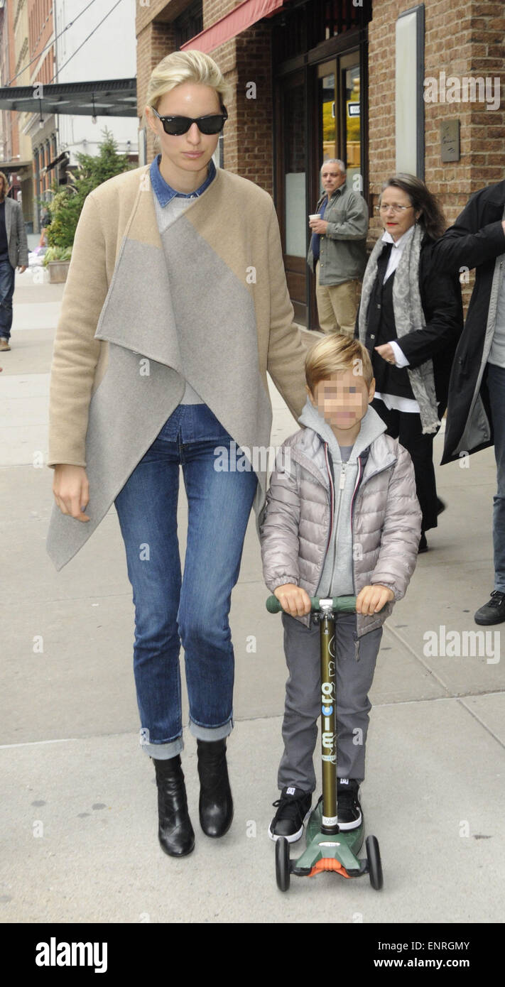 Karolina Kurkova fait une promenade à Tribeca avec son fils Tobin sur son micro-scooter avec : Tobin,Karolina Kurkova Drury où : Manhattan, New York, United States Quand : 05 Nov 2014 Banque D'Images