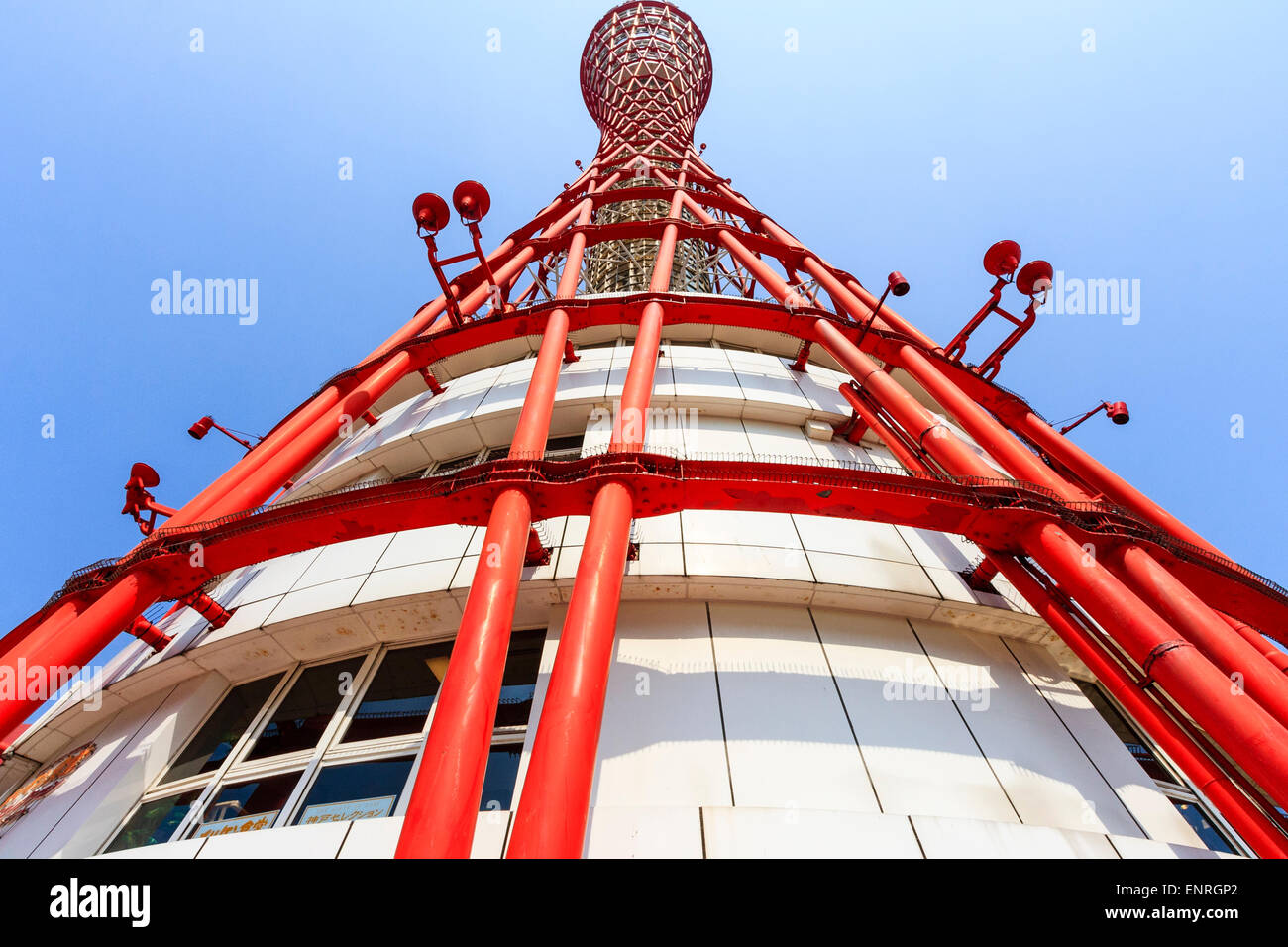 La vue red Kobe port Tower sur le front. Conçu par la société Nikken Sekkei et achevé en 1963. Cadre treillis rouge sur fond de ciel bleu. Banque D'Images