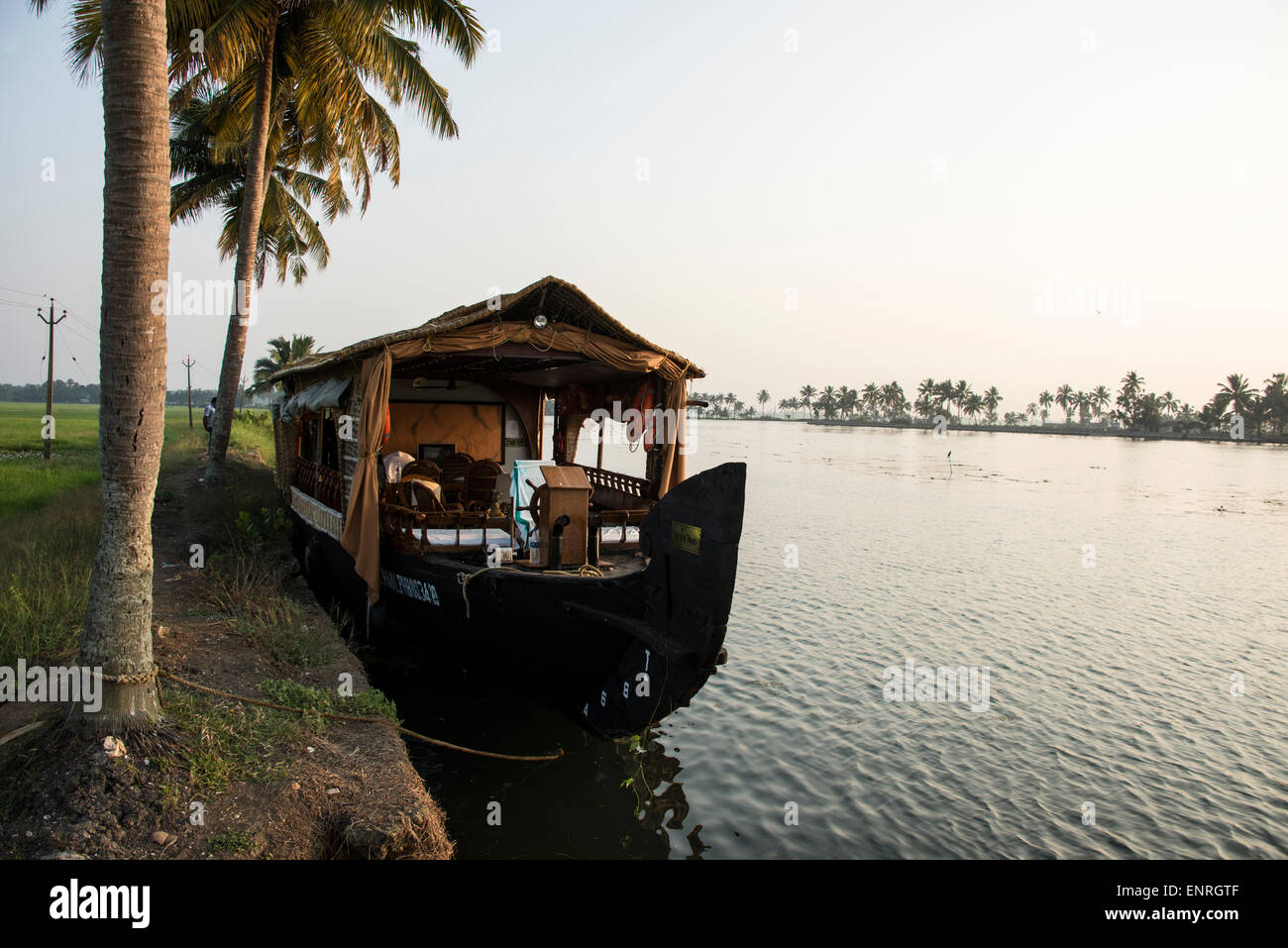 Amarré pour la nuit est une péniche connue localement sous le nom de 'Kettuvallam' le long des eaux pittoresques et paisibles du Kerala dans le sud-ouest de l'Inde Banque D'Images