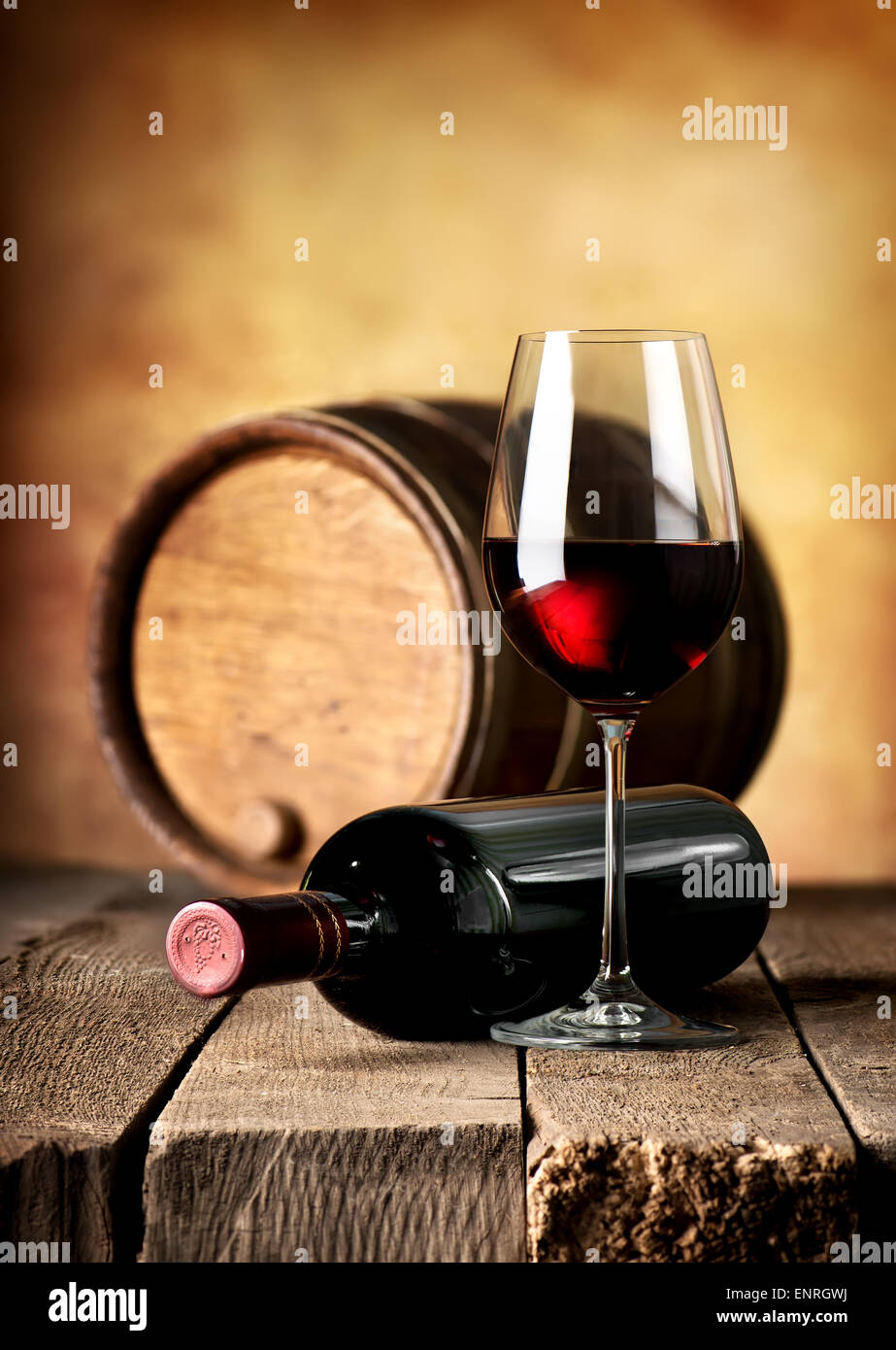 Vin rouge et tonnelet en bois sur une table Banque D'Images