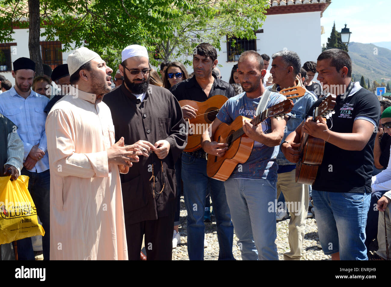 Shaykh Anouar Barrada le soufisme et chanteur Ali Elsayed effectuant à Grenade, Espagne Espagnol accompagnés par les guitari Banque D'Images
