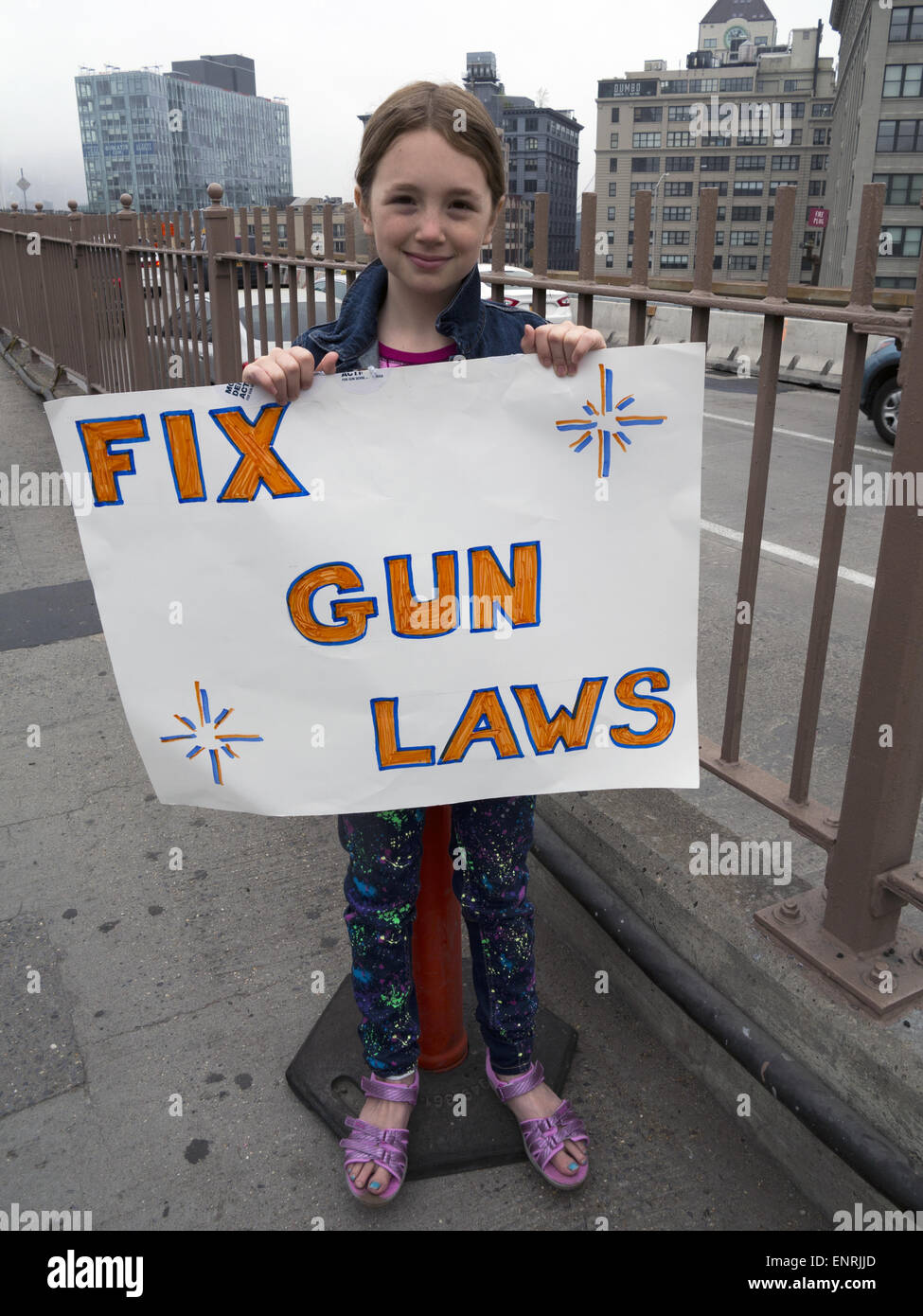 La troisième marche annuelle du pont de Brooklyn et rassemblement pour mettre fin à la violence des armes à feu , 9 mai 2015. Une fille porte un panneau qui dit « réparer les lois sur les armes à feu ». Banque D'Images