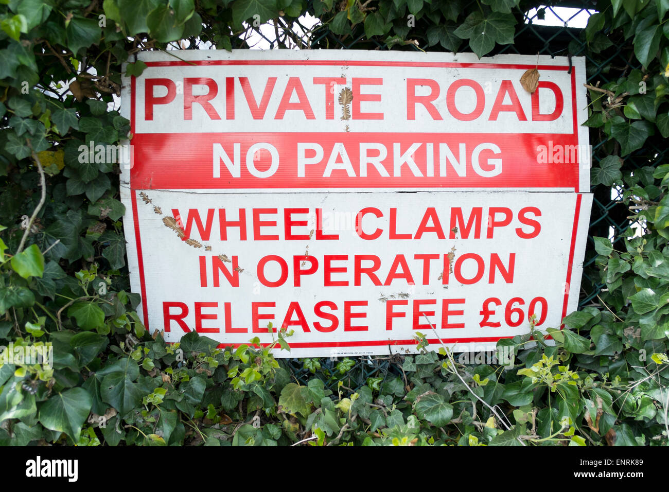 Avis sur collier roue route privée à Salisbury Wiltshire avec une presse frais de £60 Banque D'Images