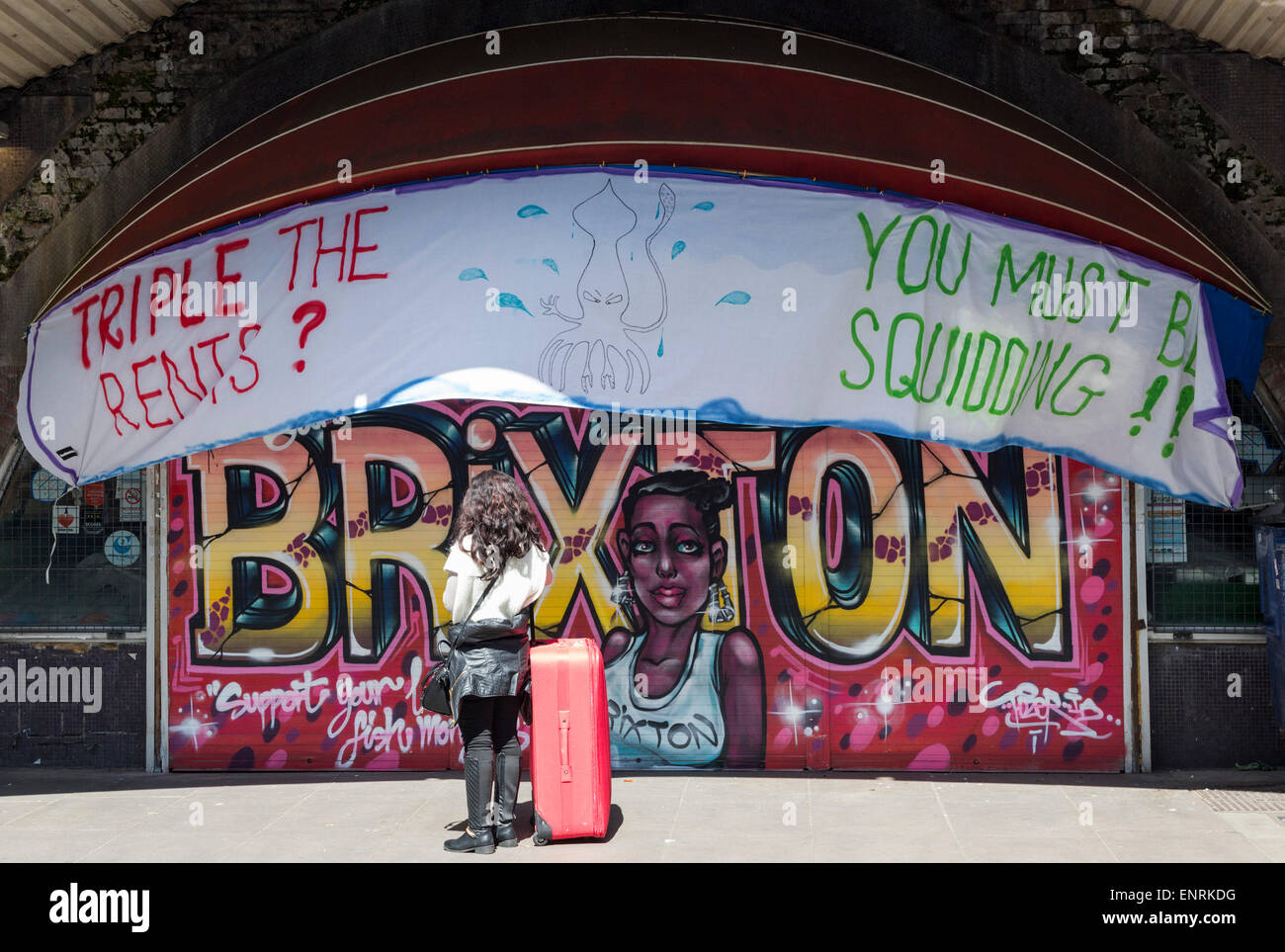 Protestation colorée graffitis au Brixton's arches de fer face à un réaménagement, Atlantic Road, Brixton, London, England, UK Banque D'Images