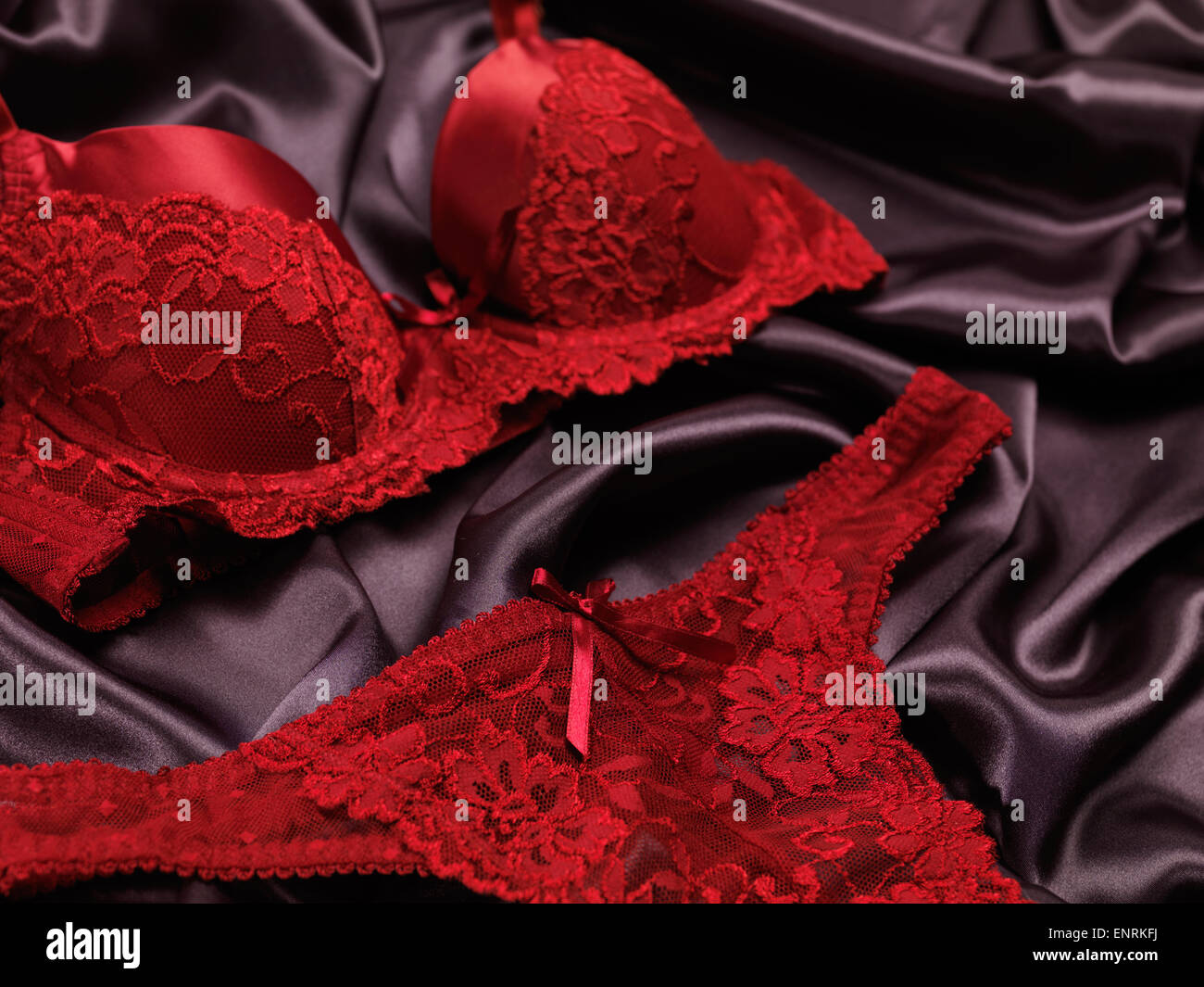 Rouge foncé de la dentelle sous-vêtements femmes lingerie sur fond noir  Photo Stock - Alamy