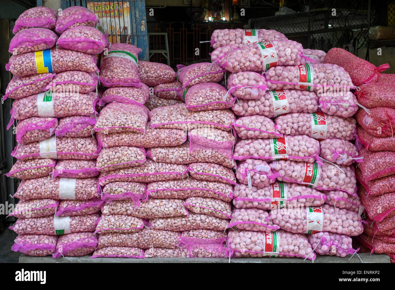 Sacs d'ail pour vente à Pak Khlong Talat (marché aux fleurs) à Bangkok, Thaïlande Banque D'Images