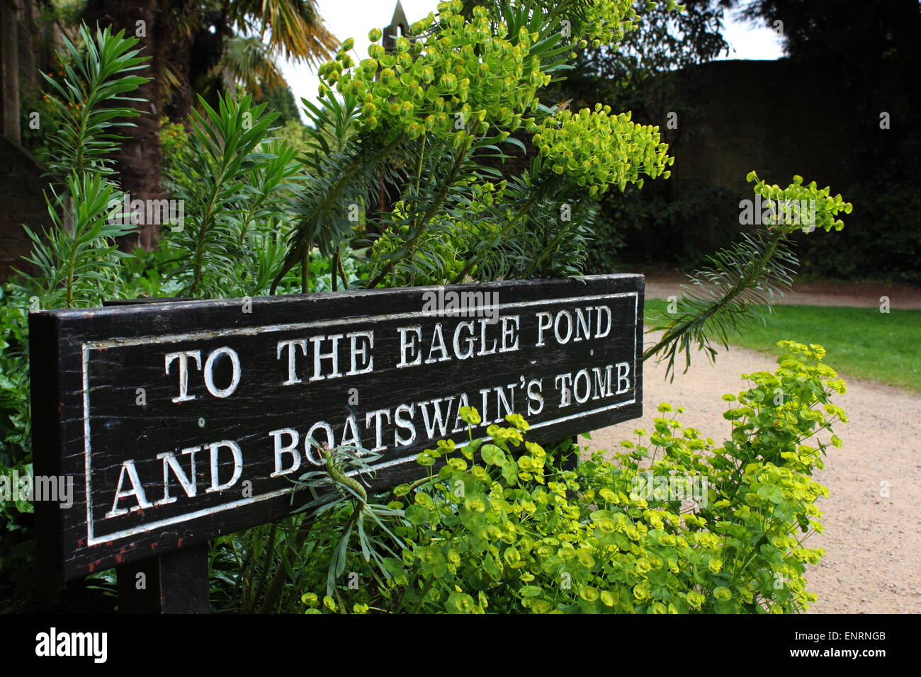 Newstead Abbey Gardens signe à l'étang de l'aigle et le tombeau de Botswain Banque D'Images