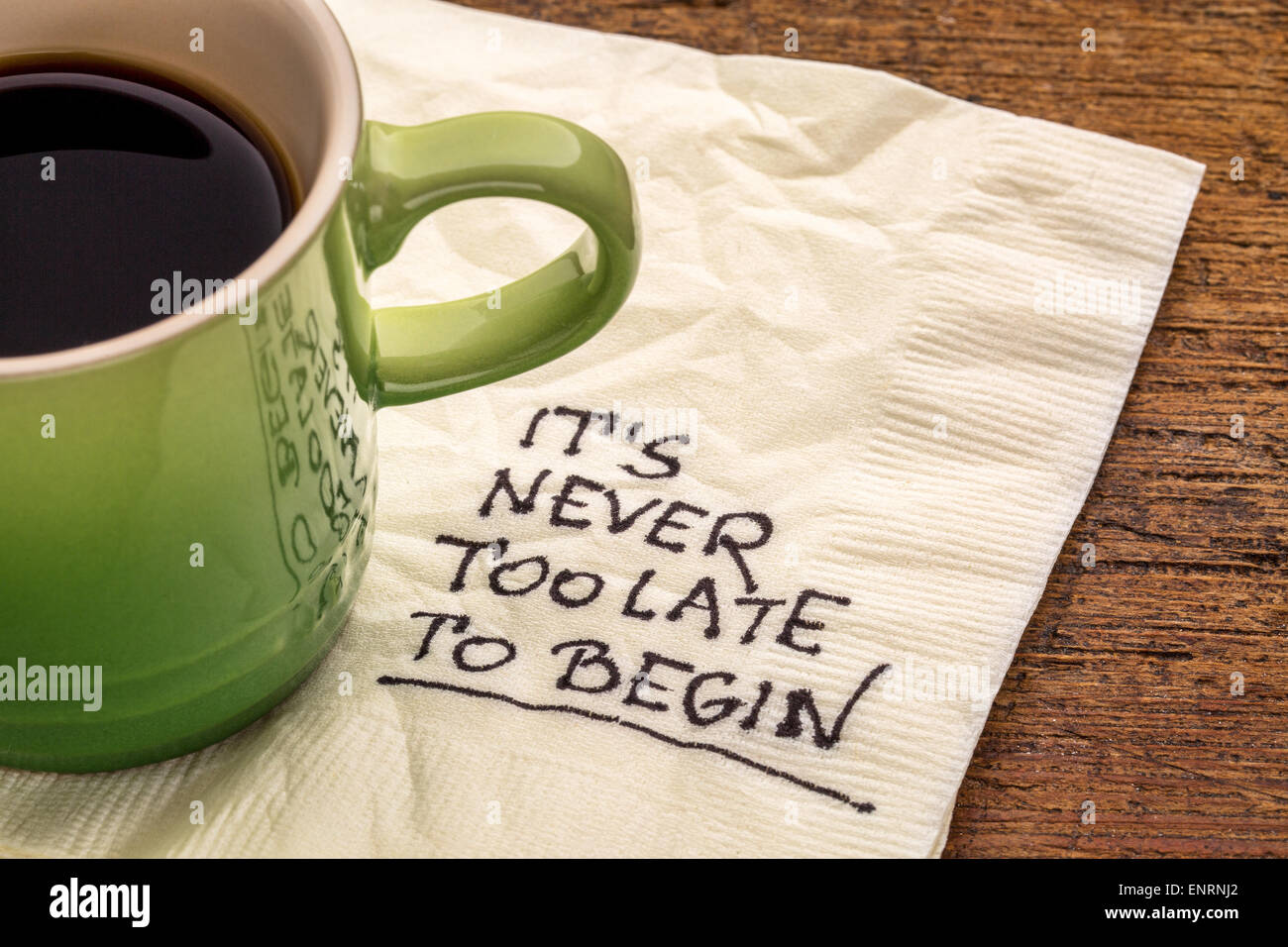 Il n'est jamais trop tard pour commencer - rappel de motivation sur une serviette avec une tasse de café Banque D'Images