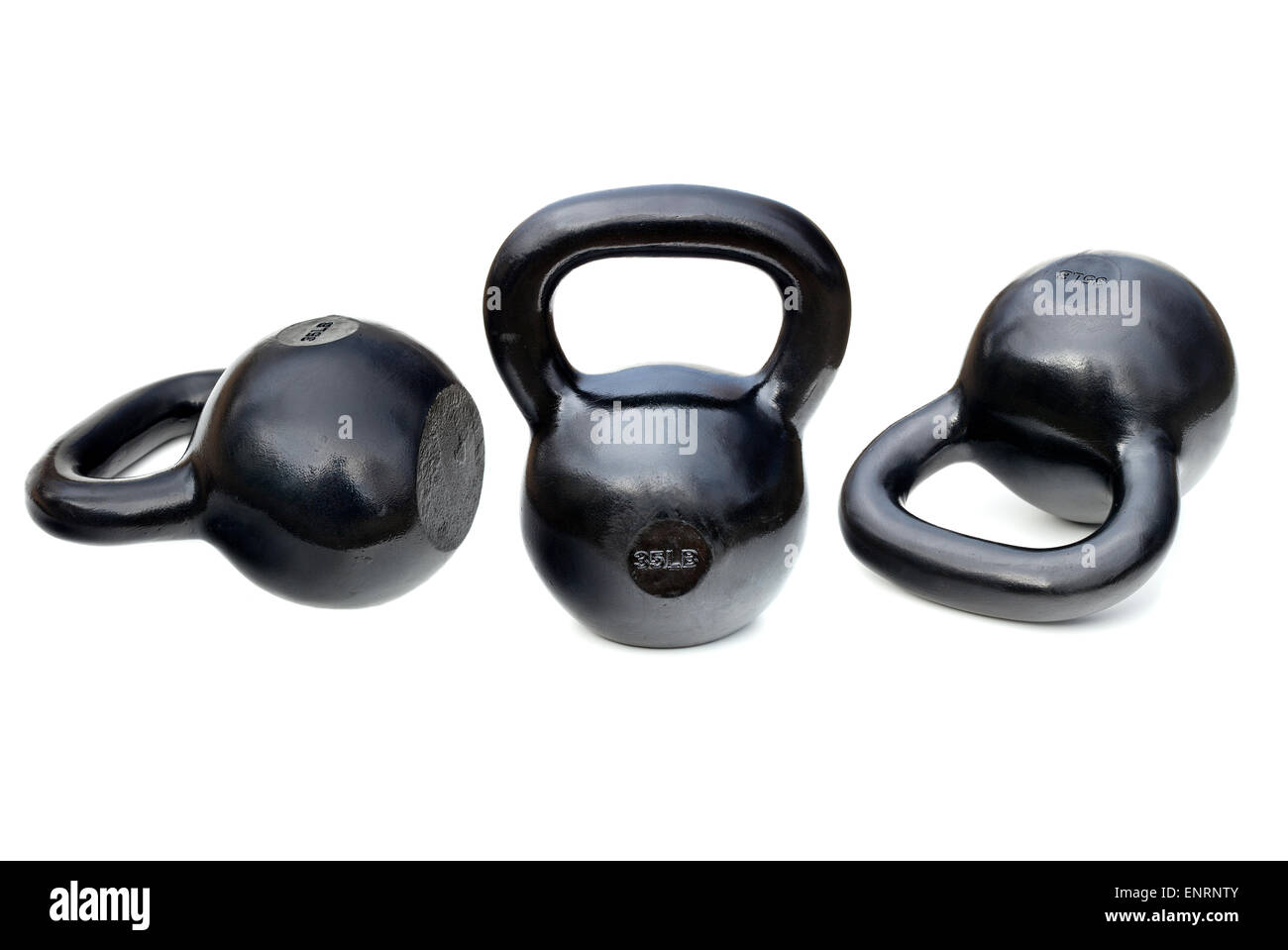 Trois brillant noir 35 lb kettlebells fer pour l'haltérophilie et la formation de forme physique isolé sur blanc avec des chemins de détourage Banque D'Images