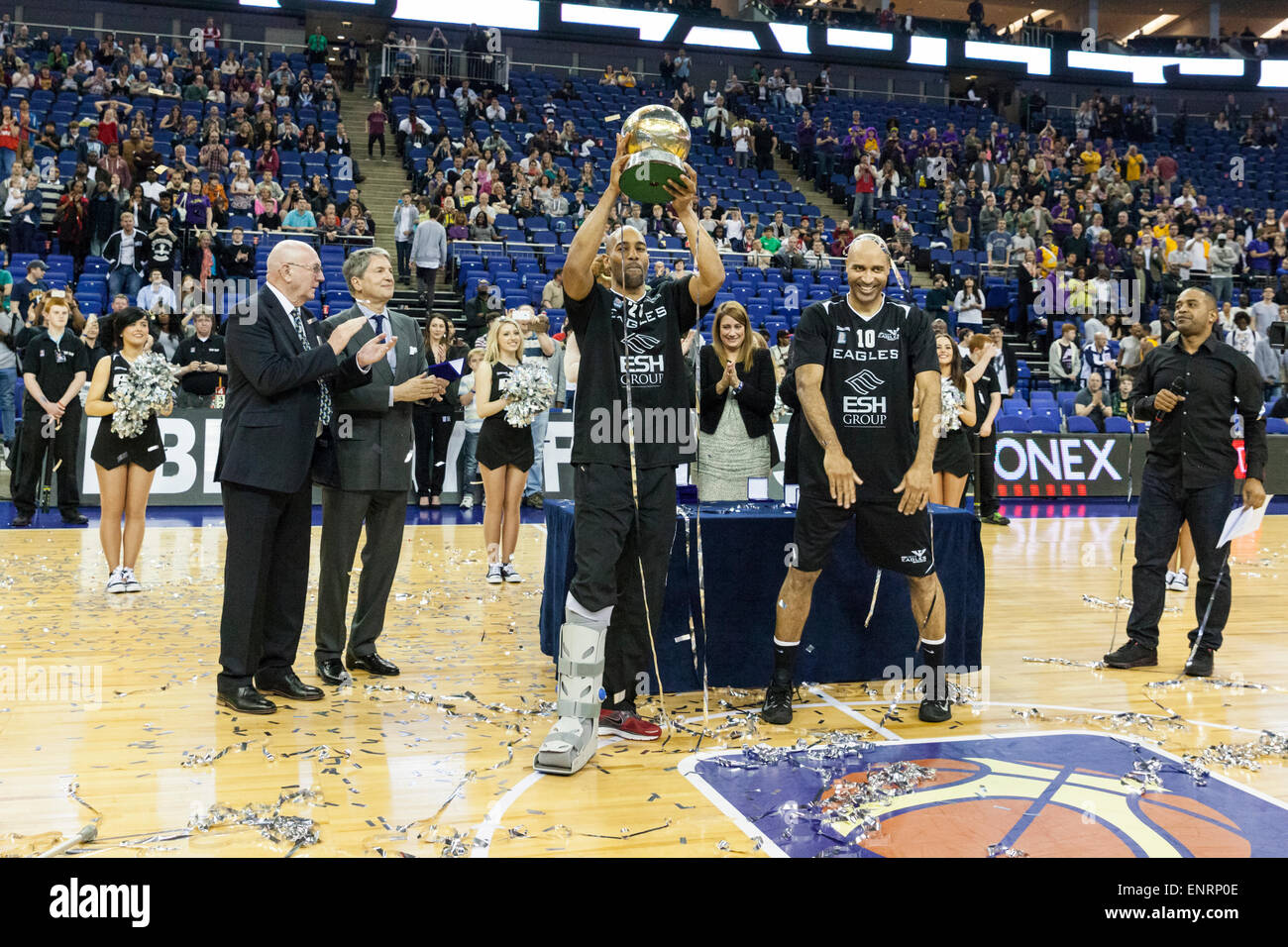 Londres, Royaume-Uni. 10 mai 2015. Des Aigles de Newcastle Charles Smith et Fab Flournoy tenir leur argenterie gagnante après la BBL play-off finale entre Londres et Newcastle Lions Eagles à l'O2 Arena. Les Aigles de Newcastle a battu les Lions 96-84 Londres Banque D'Images