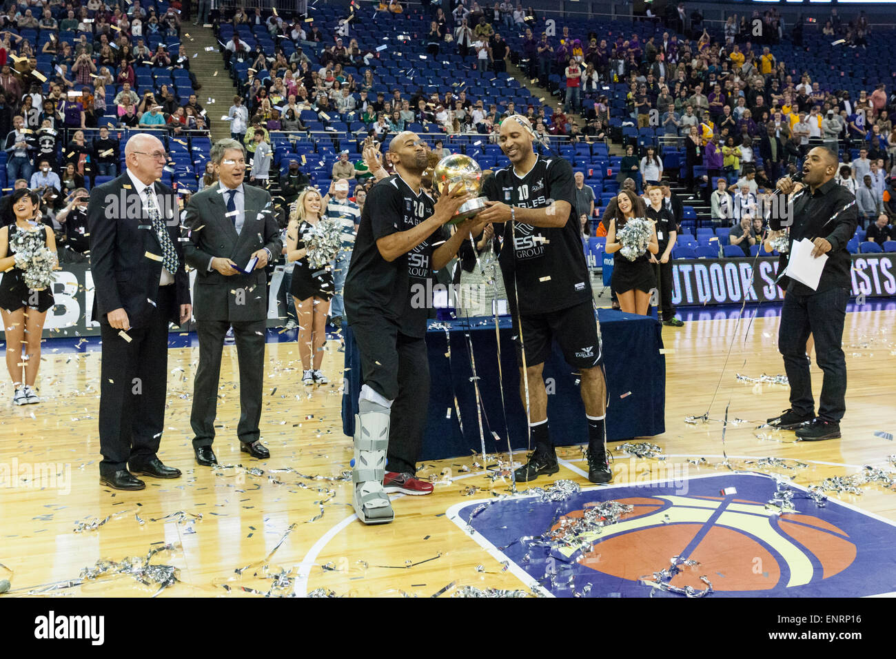 Londres, Royaume-Uni. 10 mai 2015. Des Aigles de Newcastle Charles Smith et Fab Flournoy tenir leur argenterie gagnante après la BBL play-off finale entre Londres et Newcastle Lions Eagles à l'O2 Arena. Les Aigles de Newcastle a battu les Lions 96-84 London Crédit : Imageplotter/Alamy Live News Banque D'Images