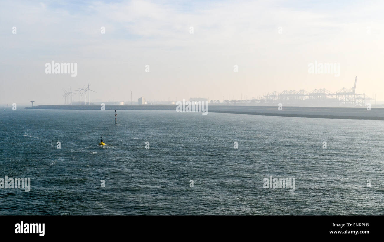 L'activité industrielle à l'Europoort, port de Rotterdam, Pays-Bas, dans un ciel gris Banque D'Images L'activité industrielle à l'Europoort, port de Rotterdam, Pays-Bas, dans un ciel gris Banque D'Images