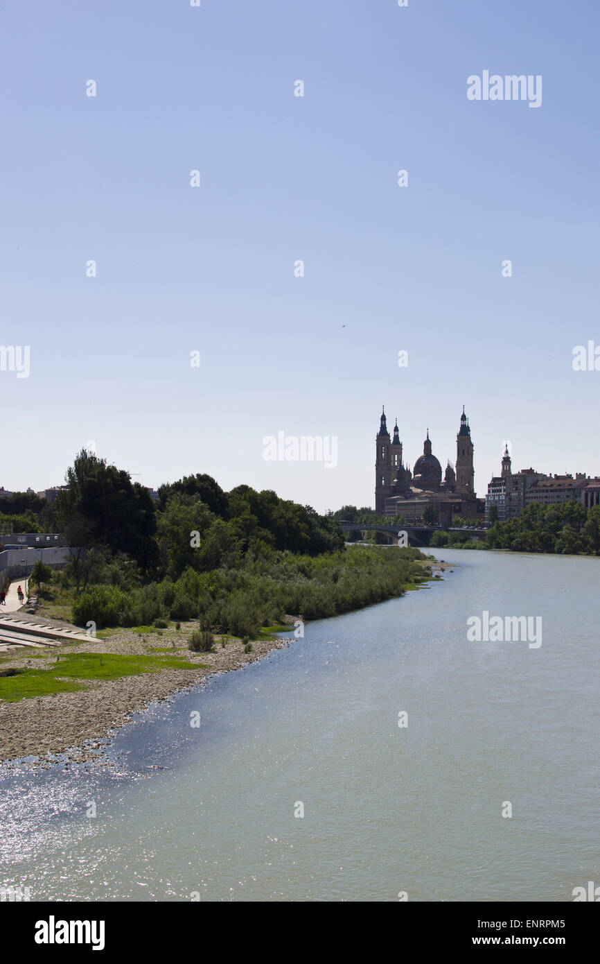 Vista del río Ebro, al fondo Basílica de El Pilar Banque D'Images