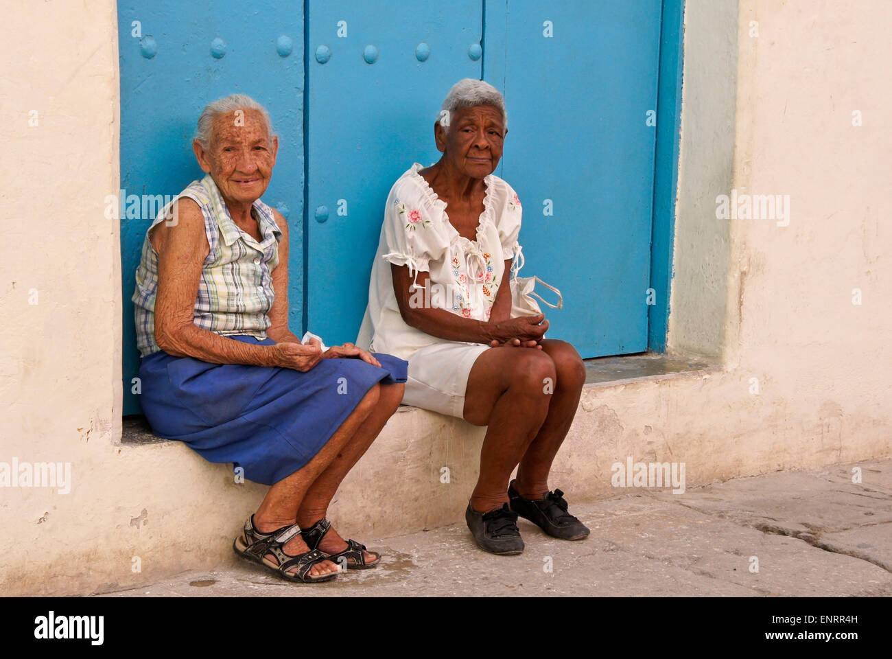 Deux vieilles femmes assises sur le démarchage, Habana Vieja (la vieille Havane), Cuba Banque D'Images