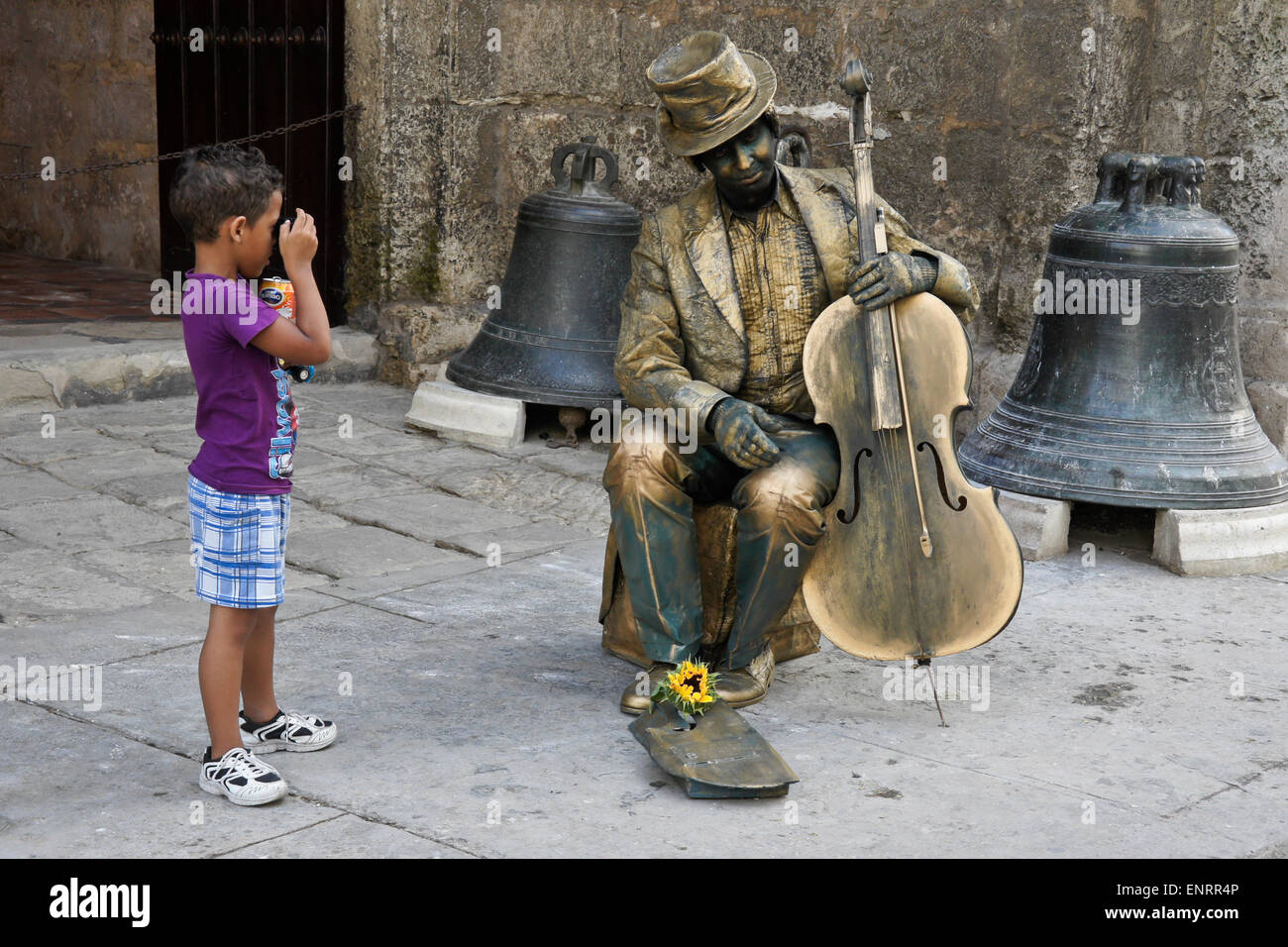 Artiste de rue déguisés en statue de bronze avec violoncelle, à l'extérieur de l'Eglise de San Francisco de Asis, Habana Vieja (la vieille Havane), Cuba Banque D'Images