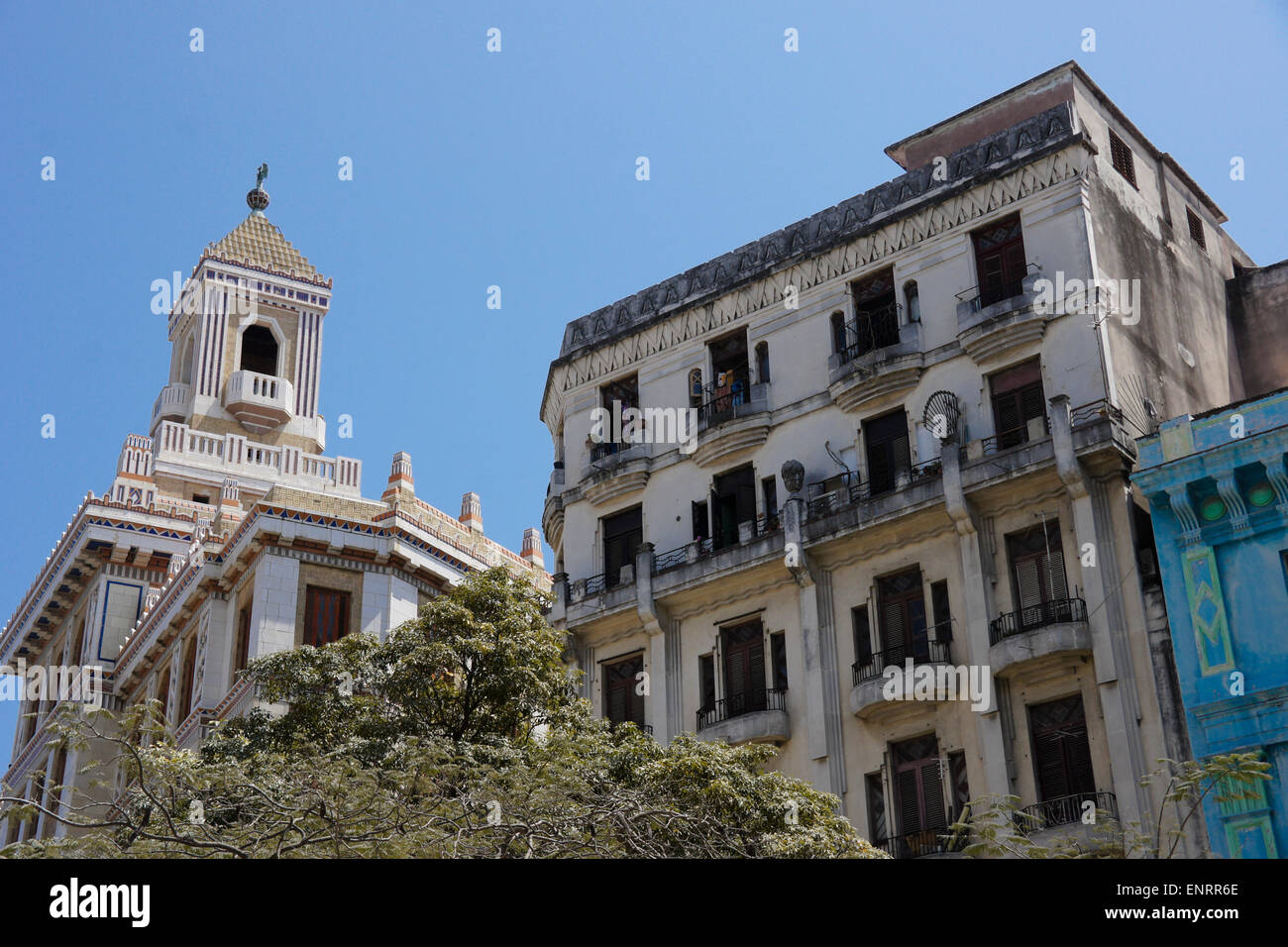 Tour Art Déco de l'Edificio Bacardi Bacardi (bâtiment) et de vieux appartements, Habana Vieja (la vieille Havane), Cuba Banque D'Images