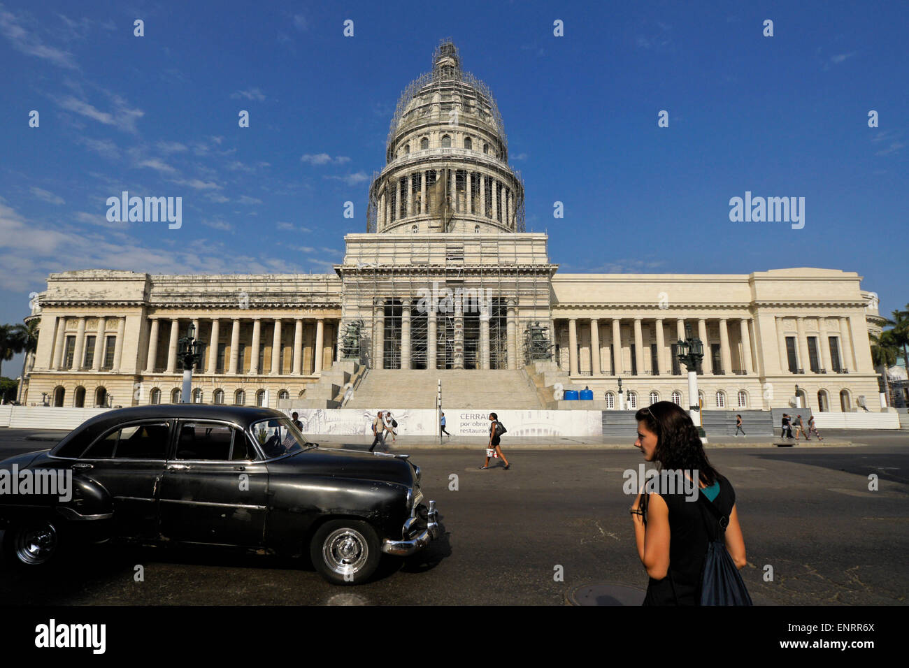 1950 Chevrolet noir passant le Capitolio Nacional en rénovation, La Havane, Cuba Banque D'Images